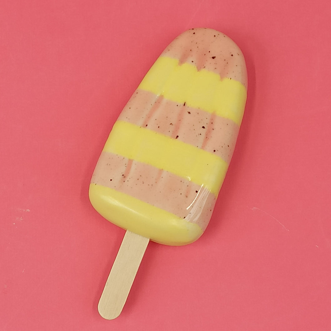 Popsicle round buttery vanilla+bio strawberry stripes